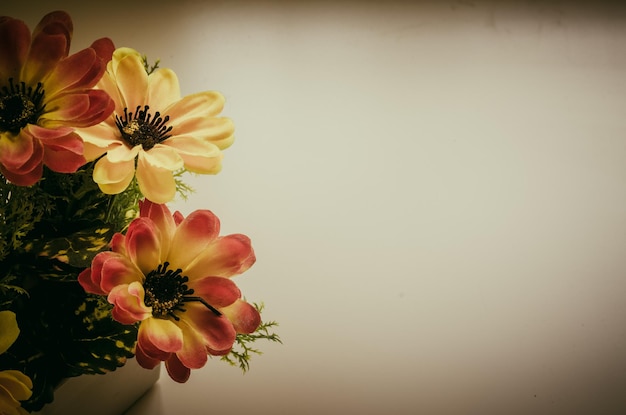 Fleurs et pot sur le bureau ton vintage