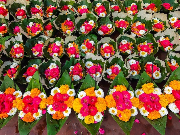 Fleurs pour la cérémonie Ganga Aarti à Haridwar Inde