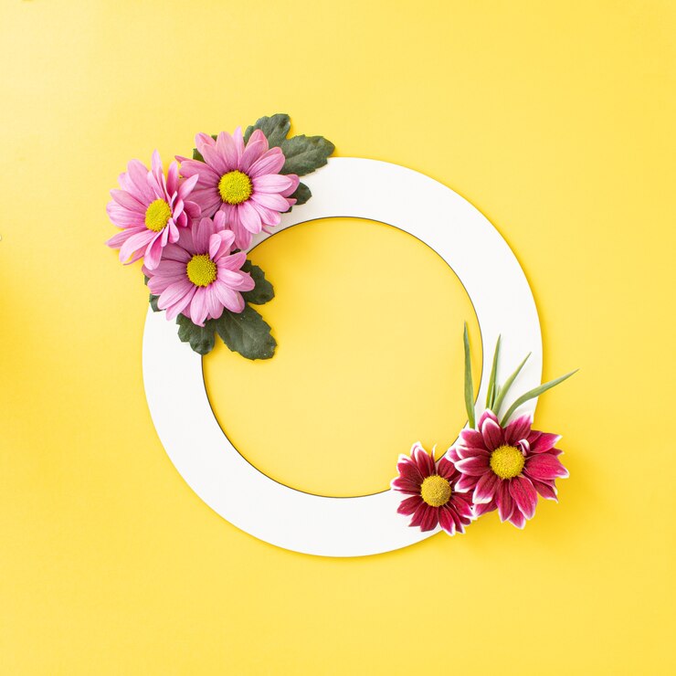 Photo fleurs de printemps aux couleurs vives disposées en forme de cercle avec espace de copie sur fond de couleur jaune éclairant. concept créatif minimal.