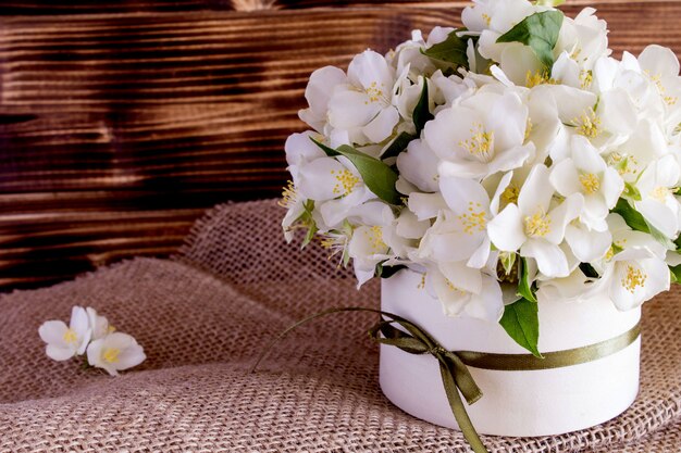 Fleurs de printemps blanc dans la boîte sur le fond en bois rustique