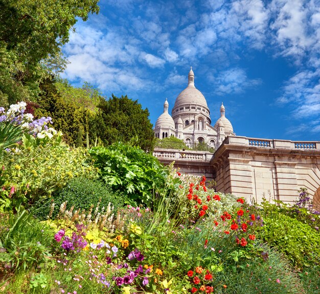 Fleurs de printemps dans le jardin en face de la cathédrale du Sacré-Cœur à Paris