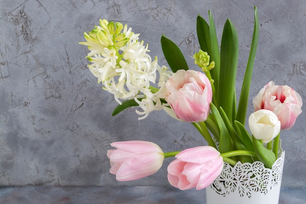 Fleurs de printemps dans un vase blanc