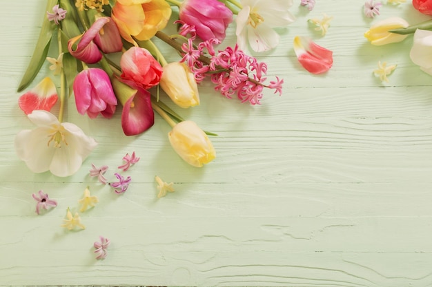 Fleurs de printemps sur fond de bois vert