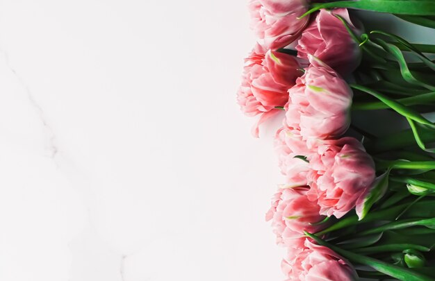 Fleurs de printemps sur fond de marbre comme carte de voeux de cadeau de vacances et concept de flatlay floral