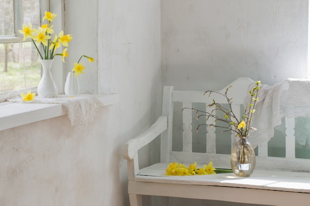 Fleurs de printemps jaune en intérieur vintage blanc