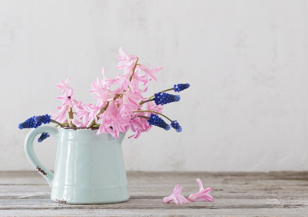 Fleurs de printemps en pot bleu