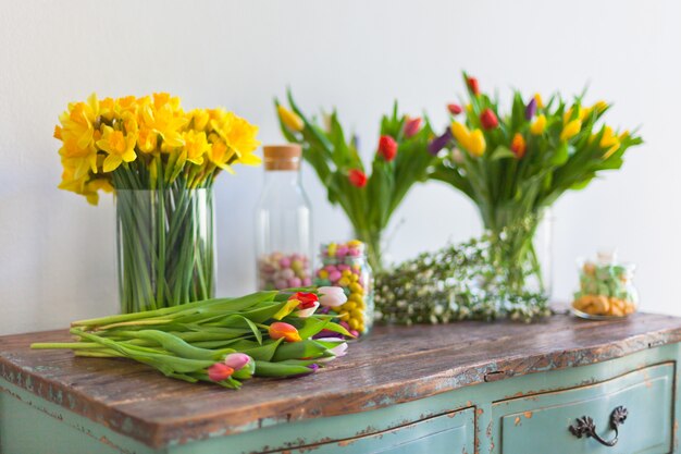 Fleurs de printemps sur une table en bois