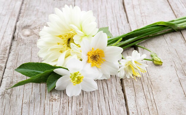 Des fleurs de printemps sur un vieux fond en bois