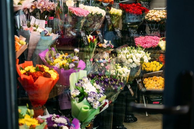 Fleurs de réfrigérateur de magasin de fleurs à vendre dans un entrepôt spécial de chambre froide avec air conditionné