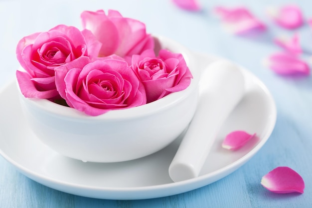 Fleurs de rose rose en mortier pour aromathérapie et spa