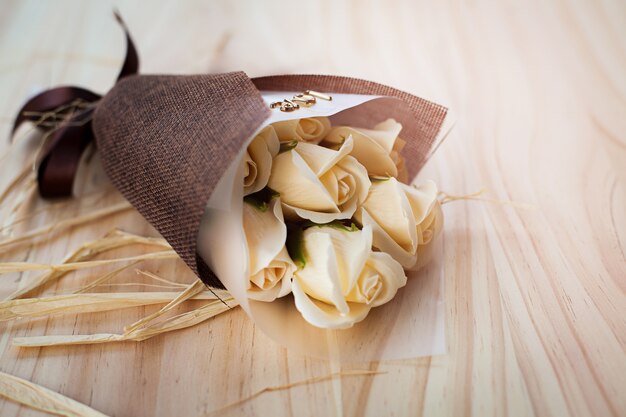 Fleurs de roses blanches de crème avec cadeau de fête de la Saint-Valentin