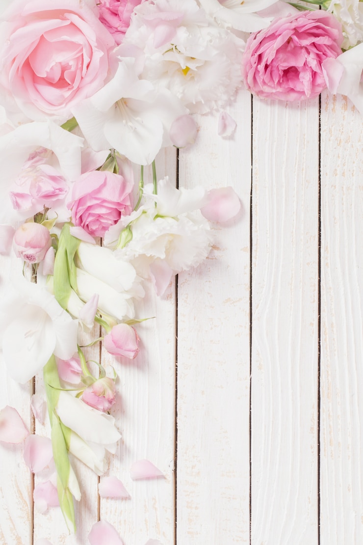 Photo fleurs roses et blanches sur fond en bois blanc