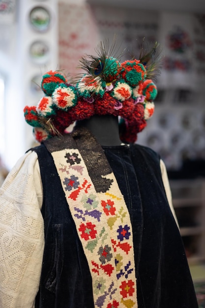 Fleurs roses brodées sur un chemisier blanc Décor de vêtements de broderie folklorique ukrainienne