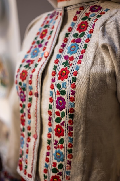 Fleurs roses brodées sur un chemisier blanc Décor de vêtements de broderie folklorique ukrainienne