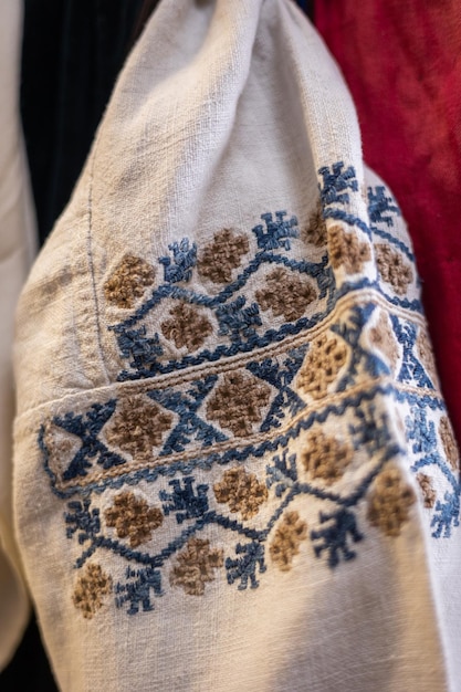 Fleurs roses brodées sur un chemisier blanc Décor de vêtements de broderie folklorique ukrainienne