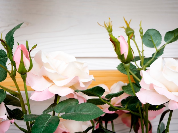 Des fleurs roses décorent les murs