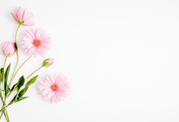 Photo fleurs roses sur un modèle floral blanc bannière florale