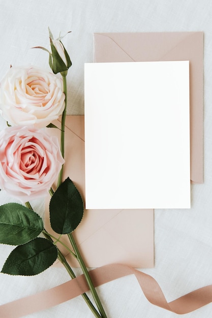 Des fleurs de roses par un élément de conception de maquette de carte