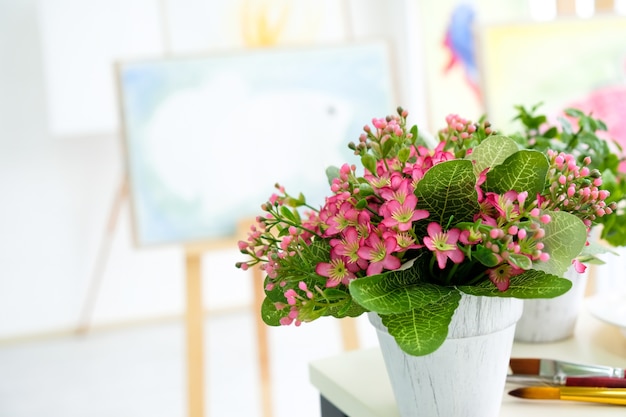 Photo fleurs roses en pots blancs