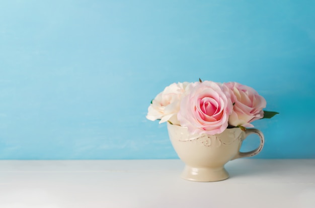 Photo fleurs roses roses artificielles en coupe vintage