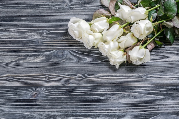 Fleurs roses sur une surface rustique en bois