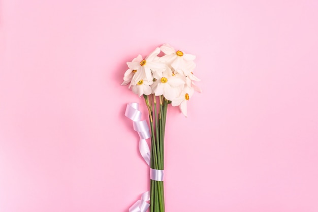 Fleurs de saison dans un bouquet minimaliste