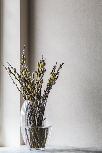 Fleurs de saule en fleurs dans un bouquet dans un vase sur la table. fond de printemps