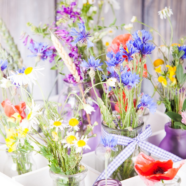 Fleurs sauvages en bouteilles