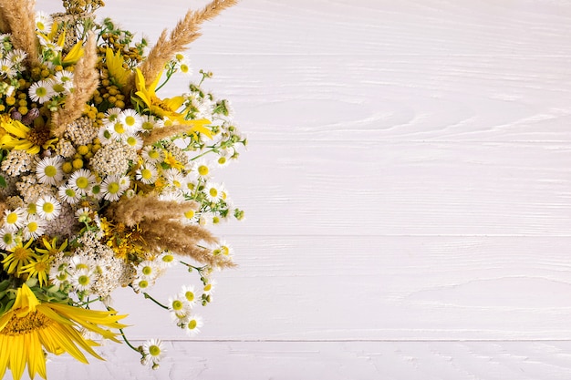 Fleurs sauvages dans un vase fait main