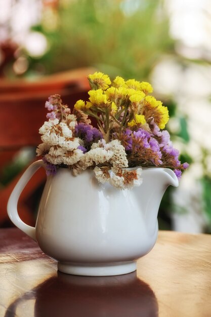 Fleurs sauvages dans un vase sur la table