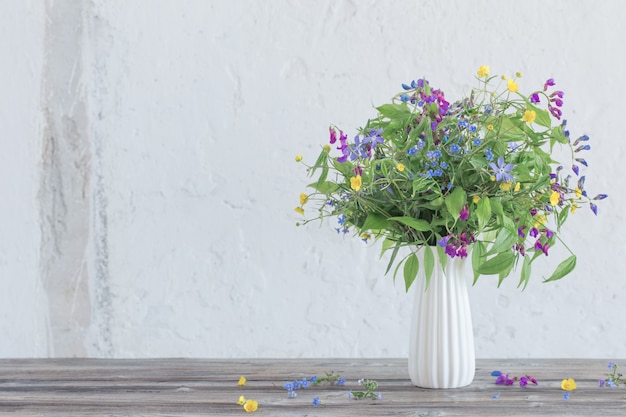 Fleurs sauvages d'été dans un vase