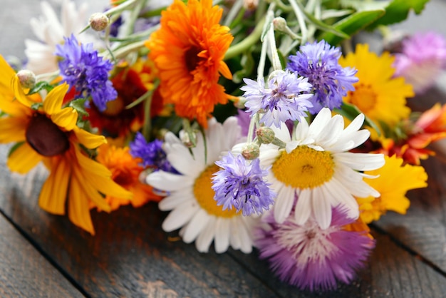 Fleurs sauvages sur table en bois libre