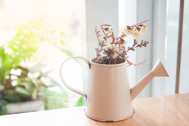 Fleurs séchées dans la théière, décoration de la maison