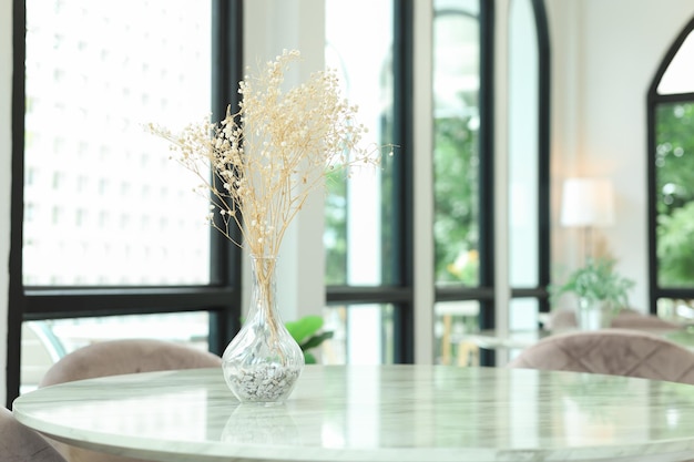 Photo les fleurs séchées dans le vase sur la table sont utilisées pour décorer le café