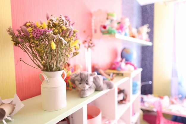 Les fleurs séchées pour la décoration sont dans un vase dans le concept de fleurs séchées décoratives de la chambre des enfants