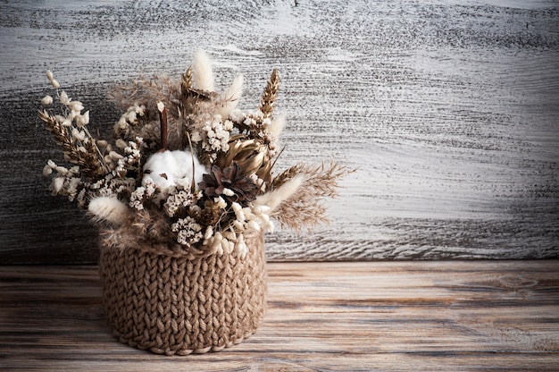 fleurs sèches décoratives dans un arrangement minimaliste