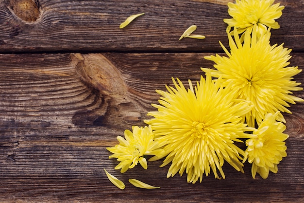 Fleurs sur une surface en bois