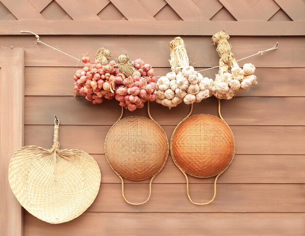 Photo des fleurs sur la table contre le mur