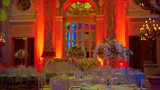 Fleurs sur table le jour du mariage