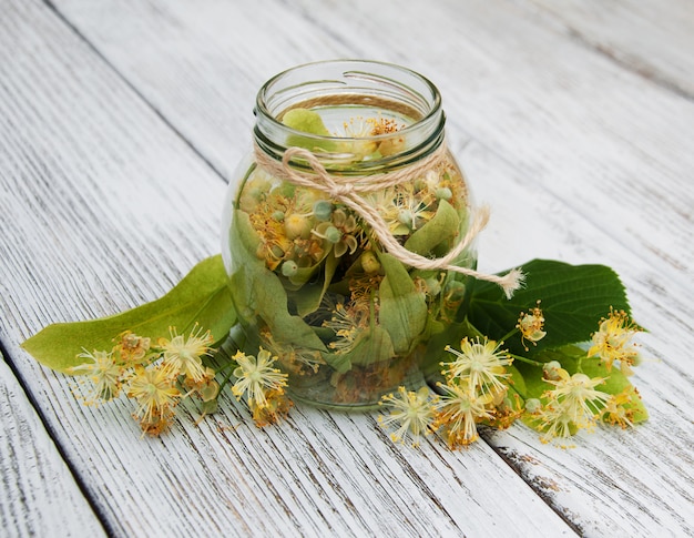 Fleurs de tilleul dans un bocal