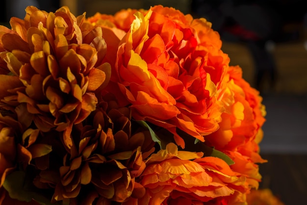 Fleurs en tissu aux couleurs d'automne au premier plan Fond d'automne