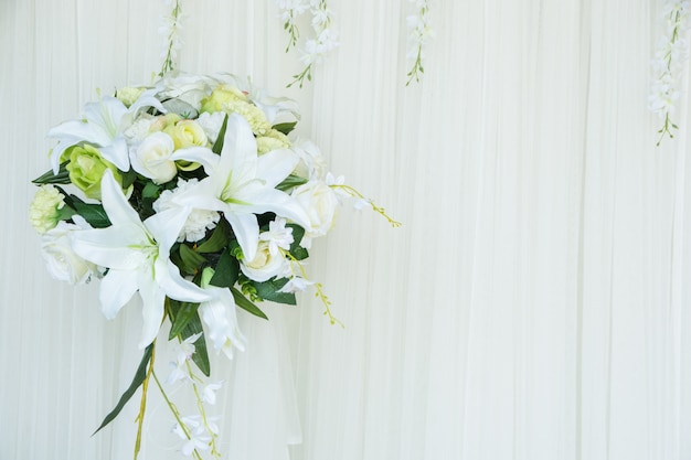 Les fleurs en tissu blanc