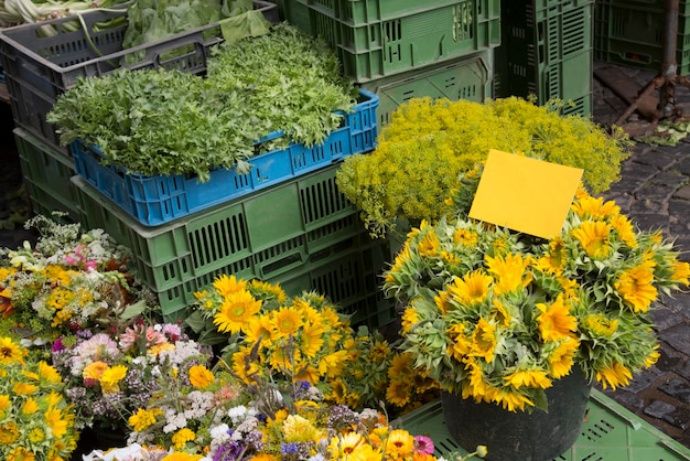 Fleurs et tournesols sur l'étal du marché