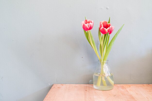 fleurs de tulipe dans un vase