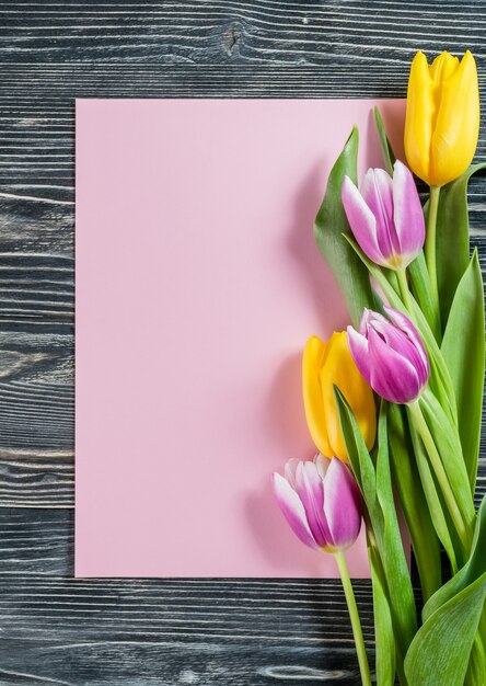 Fleurs de tulipe avec feuille de papier sans fond en bois