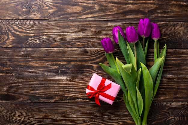 Fleurs de tulipes et coffret cadeau.