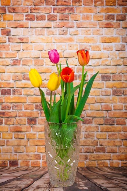 Fleurs de tulipes colorées dans un vase