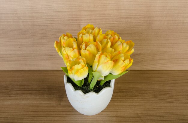 Fleurs de tulipes sur fond en bois