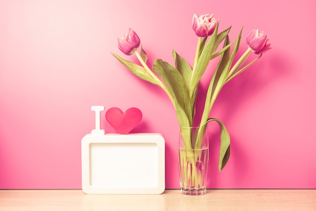 Fleurs de tulipes fraîches dans un vase en verre sur table