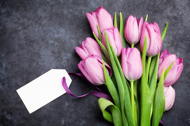 Fleurs de tulipes fraîches et étiquette d'étiquette